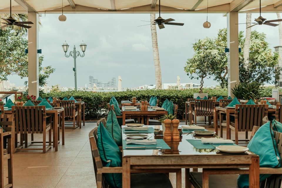 Outdoor dining in a restaurant